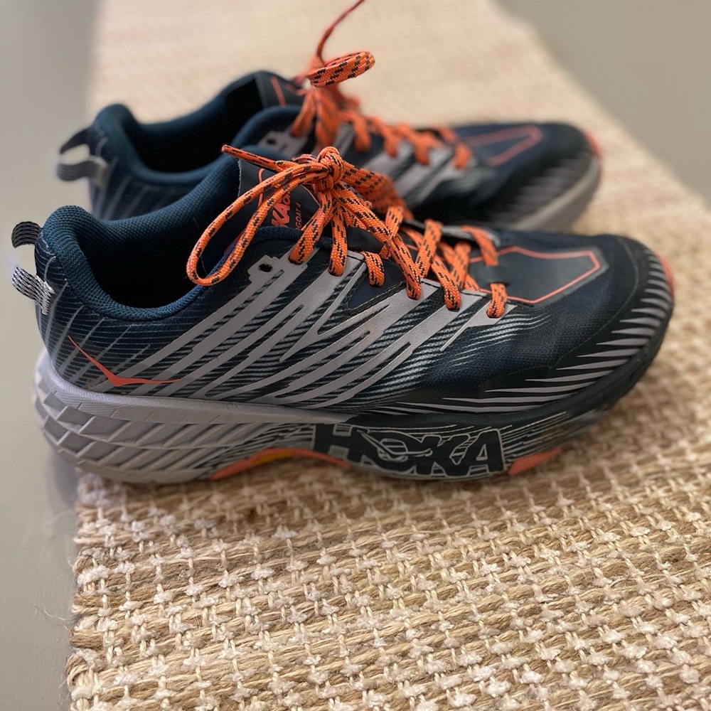 *SOLD* Women’s size 8 US Hoka tennishoes